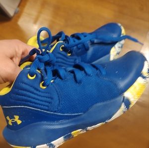 Boys Under Armour shoes like new. Blue size 13. Basketball shoes.